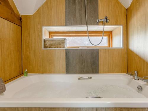 a bath tub in a bathroom with a shower at 2 bed in Eckington 83007 in Eckington