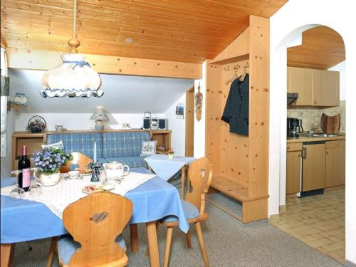 comedor con mesa azul y sillas en Haus Lux, en Reit im Winkl