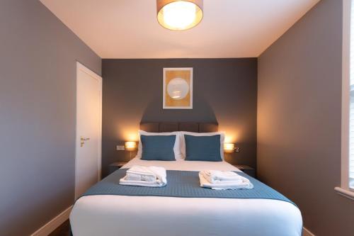 ein Schlafzimmer mit einem Bett mit zwei Handtüchern darauf in der Unterkunft Stylish Home Close To The Beach By Adliv Host in Margate