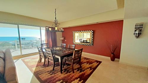 een eetkamer met een tafel en stoelen en uitzicht op de oceaan bij Encanto Living 304 Spacious, 2 Bedroom Ocean View!! in Playa Encanto