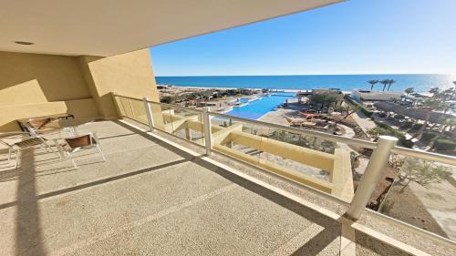 einen Balkon mit Blick auf den Strand und das Meer in der Unterkunft Encanto Living 304 Spacious, 2 Bedroom Ocean View!! in Playa Encanto