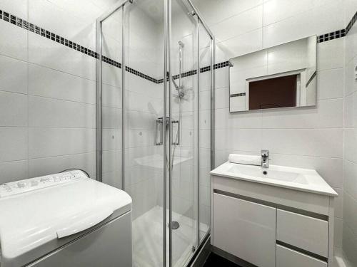 une salle de bain blanche avec une douche et un lavabo dans l'établissement Cosy appart, Lyon Préfecture Servient 2, à Lyon