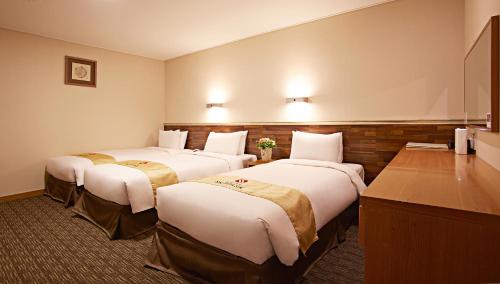 Posteľ alebo postele v izbe v ubytovaní Hotel Skypark Myeongdong 1