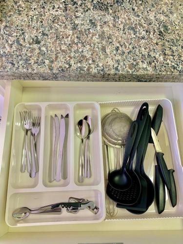 a plastic tray with utensils in a kitchen at Studio Vertentes in Sao Paulo