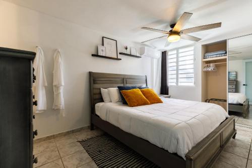 a bedroom with a bed and a ceiling fan at Fortuna Paradise in Luquillo