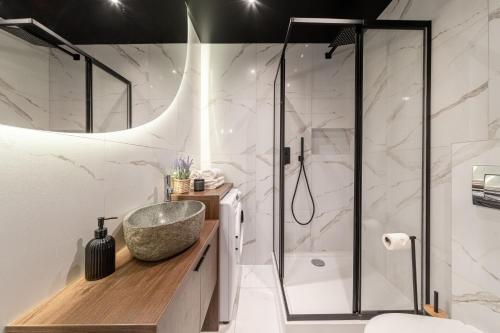W łazience znajduje się umywalka i prysznic. w obiekcie Apartament Atlas Arena w Łodzi