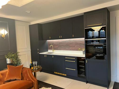 uma cozinha com armários pretos e um lavatório em Eastgate Rows Apartments em Chester