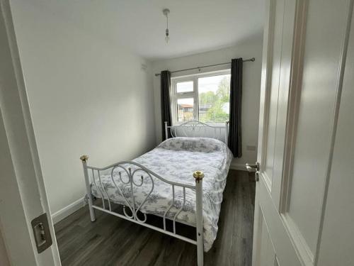 Un pat sau paturi într-o cameră la Pat's Cottage