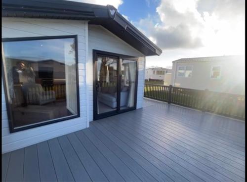 una terraza con vistas a una casa en 2-6 guests Holiday Chalet in Durdle Door en West Lulworth