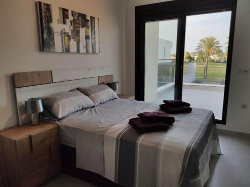 um quarto com uma cama com duas toalhas em Villa Roda Golf and Beach Resort,3 bedrooms, private, heated swimming pool, garden, parking space em Múrcia