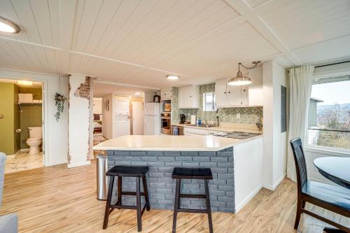 Køkken eller tekøkken på Cozy Grand Coulee Home with Deck and Views!