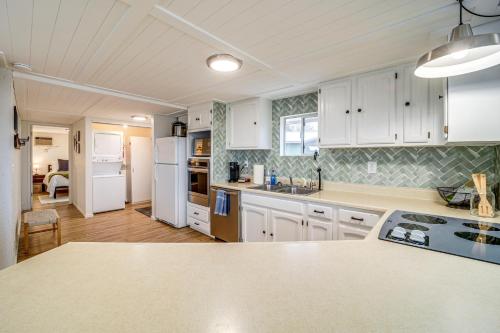 Dapur atau dapur kecil di Cozy Grand Coulee Home with Deck and Views!