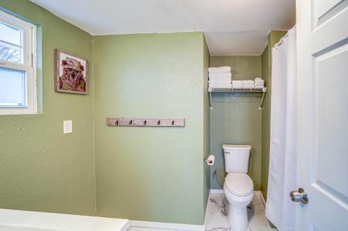 Bilik mandi di Cozy Grand Coulee Home with Deck and Views!