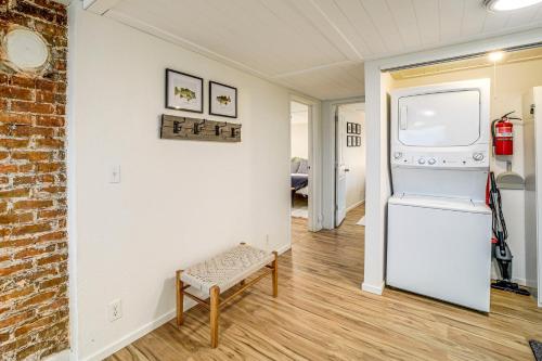 Dapur atau dapur kecil di Cozy Grand Coulee Home with Deck and Views!
