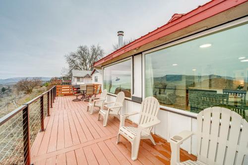 Balkoni atau teres di Cozy Grand Coulee Home with Deck and Views!