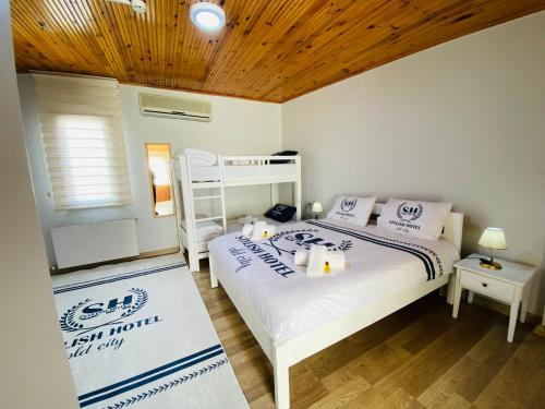 - une chambre avec un lit et des lits superposés dans l'établissement Stylish Hotel Old City, à Istanbul