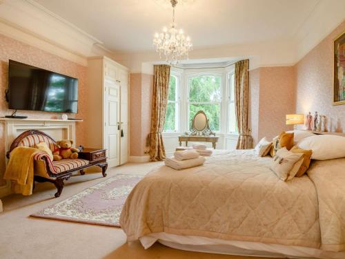 duża sypialnia z dużym łóżkiem i żyrandolem w obiekcie 5 Bed in Carlisle 87447 w mieście Scotby