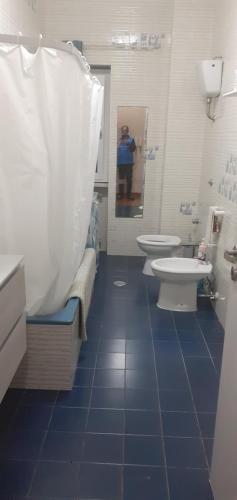 uma casa de banho com 2 WC, um chuveiro e um lavatório. em Nonna Anna House em Nápoles