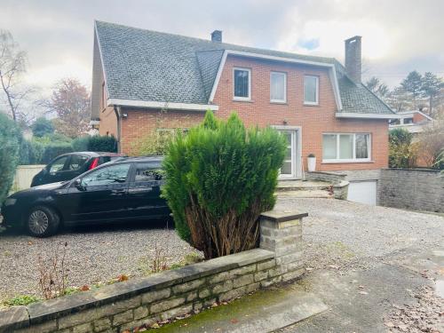 a car parked in front of a house at Villa luxe 