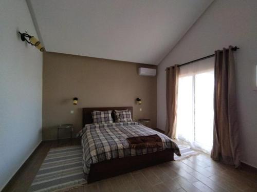 1 dormitorio con cama y ventana grande en villa star hill Tanger, en Tánger