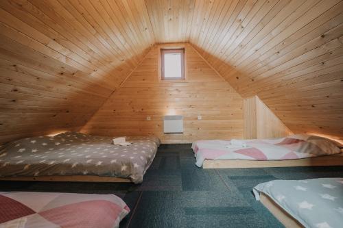 Postel nebo postele na pokoji v ubytování Koča Zlatorog - Velika planina