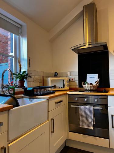 Kuchyň nebo kuchyňský kout v ubytování Cartref - Fully equipped and stunning town flat