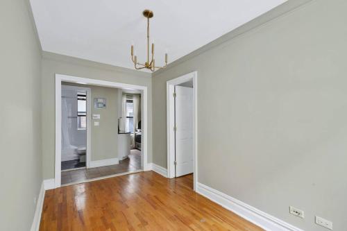 - un salon vide avec des murs blancs et du parquet dans l'établissement Apartment 549: Upper West Side, à New York