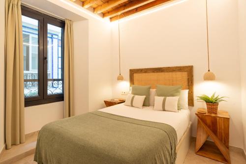 1 dormitorio con cama y ventana en Lazcano & old town by ELE Apartments, en Málaga