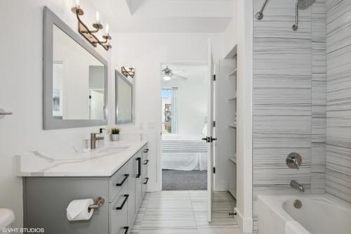 uma casa de banho branca com uma banheira, um lavatório e um chuveiro em PURE SUITES 2 BED DOWNTOWN PHOENIX POOL GYM em Phoenix