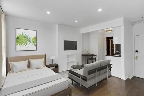 1 dormitorio con 1 cama y sala de estar en Apartment 407: East Village, en Nueva York