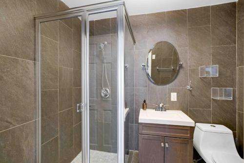 y baño con ducha, aseo y lavamanos. en Apartment 407: East Village, en Nueva York