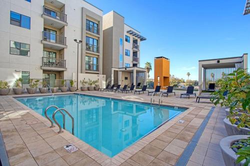 uma imagem de uma piscina num complexo de apartamentos em PURE SUITES 2 BED DOWNTOWN PHOENIX POOL GYM em Phoenix