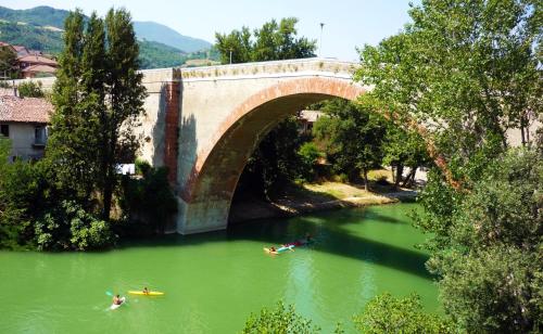 a group of people kayaking under a bridge at Camera con vista in Fossombrone