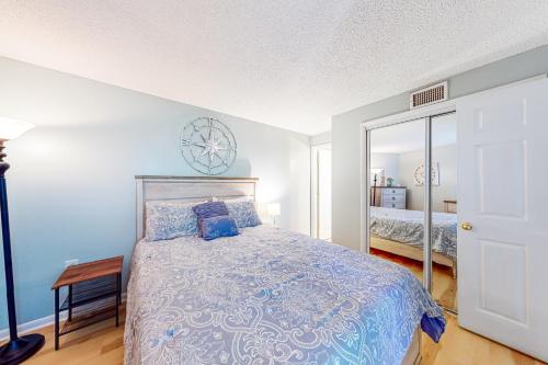 1 dormitorio con 1 cama y reloj en la pared en Royal Garden Resort #1514, en Myrtle Beach