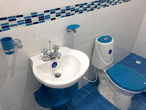 łazienka z białą umywalką i toaletą w obiekcie Apartahotel Limsor Blue w mieście San Andrés