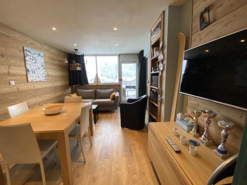 Appartement cosy proche pistes et remontées avec balcon, accès wifi - FR-1-459-224