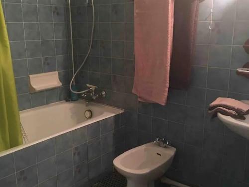une salle de bain avec une baignoire, des toilettes et un lavabo dans l'établissement Charmant T2, 4 pers, Centre Cauterets, Proche Télécabine, Parking Gratuit - FR-1-234-313, à Cauterets