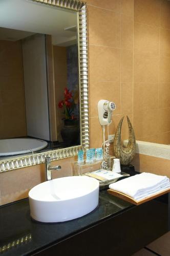 a bathroom with a sink and a mirror at Belle Song Motel in Shulin