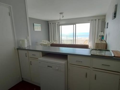- une cuisine avec un comptoir offrant une vue sur l'océan dans l'établissement Bel Apt 2 Chambres en Front de Mer + Terrasse et Garage Privé - FR-1-323-324, à Saint-Jean-de-Monts