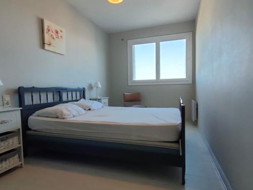 une chambre avec un lit et une fenêtre dans l'établissement Bel Apt 2 Chambres en Front de Mer + Terrasse et Garage Privé - FR-1-323-324, à Saint-Jean-de-Monts