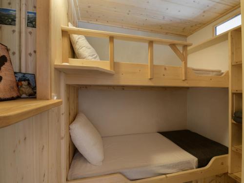 - une petite chambre dans une petite maison dans l'établissement Superbe studio cabine rénové accès direct aux pistes - FR-1-181-2734, à Aime La Plagne