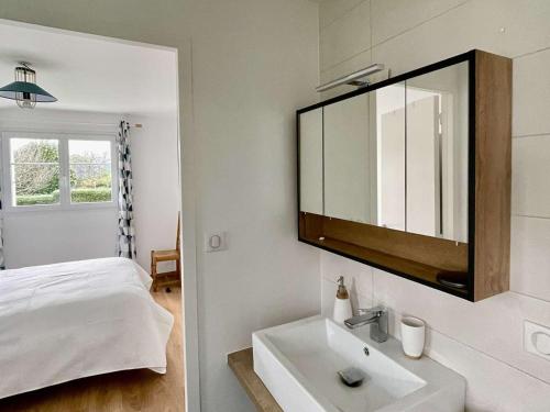 En eller flere senge i et værelse på Maison 9 pers à Sainte-Marine, proche plage, port et restaurant, grand jardin avec verger - FR-1-481-150