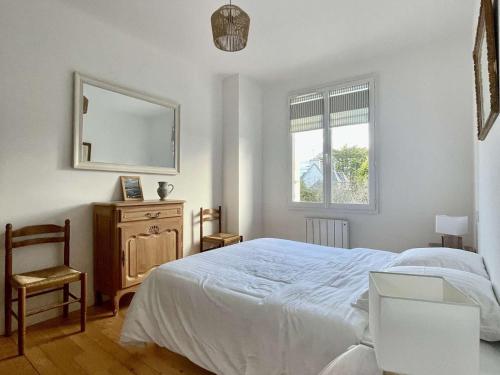 En eller flere senge i et værelse på Maison 9 pers à Sainte-Marine, proche plage, port et restaurant, grand jardin avec verger - FR-1-481-150