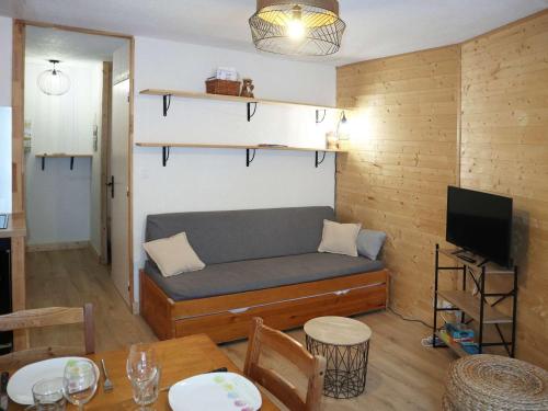 - un petit salon avec un canapé et une télévision dans l'établissement Studio Confort 6 Pers, Balcon Sud, Accès Pistes & Navette - Les Orres 1650 - FR-1-322-538, aux Orres