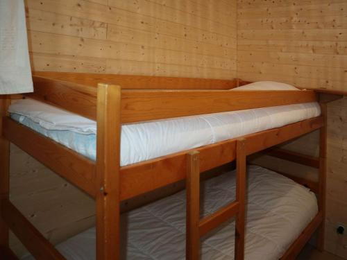 - deux lits superposés dans une cabine dans l'établissement Studio Confort 6 Pers, Balcon Sud, Accès Pistes & Navette - Les Orres 1650 - FR-1-322-538, aux Orres
