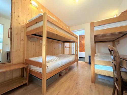 2 Etagenbetten in einem Zimmer mit Holzwänden in der Unterkunft Appartement 3 pièces avec jardin et parking à Le Monêtier-les-Bains - FR-1-330F-226 in Le Monêtier-les-Bains