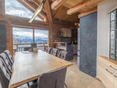 une cuisine et une salle à manger avec une table et des chaises dans l'établissement Superbe duplex au calme proche des pistes avec parking et wifi - FR-1-645-54, à Huez
