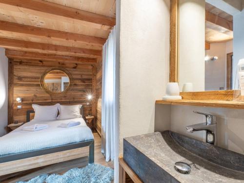 La salle de bains est pourvue d'un lit, d'un lavabo et d'une baignoire. dans l'établissement Superbe duplex au calme proche des pistes avec parking et wifi - FR-1-645-54, à Huez