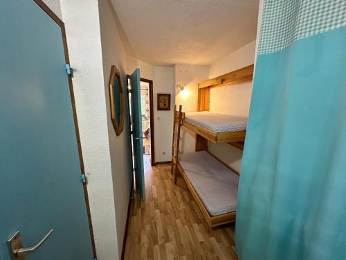 een kleine kamer met een stapelbed en een hal bij Appartement Villard-de-Lans, 2 pièces, 6 personnes - FR-1-515-196 in Villard-de-Lans