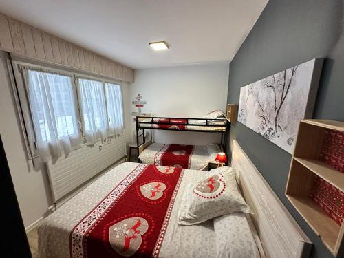 deux lits jumeaux dans une chambre avec fenêtre dans l'établissement Charmant 2 pièces rénové avec balcon Sud/Ouest, proche centre de Villard de Lans et station - FR-1-515-199, à Villard-de-Lans